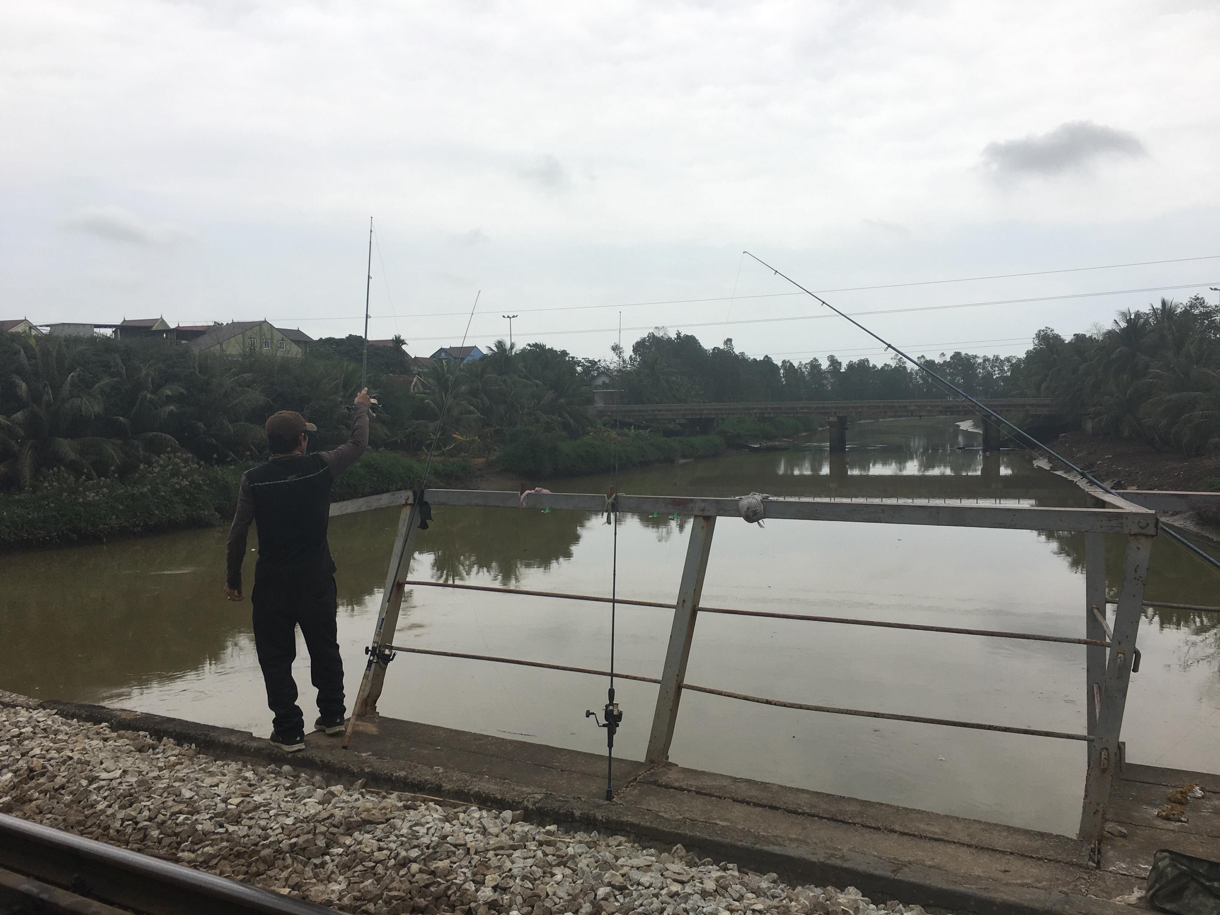 Nguy hiểm khi câu cá trên cầu đường sắt